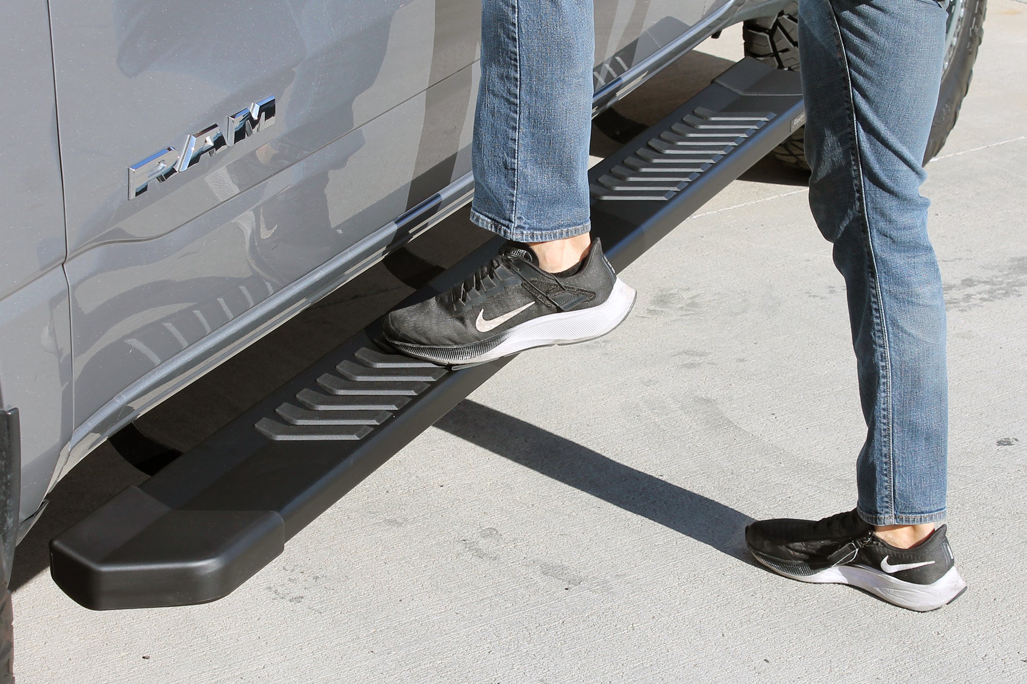 Raptor Series 6" OEM Style Running Boards - Black Textured Aluminum - 19-26 Dodge Ram 1500 New Body Style Crew Cab