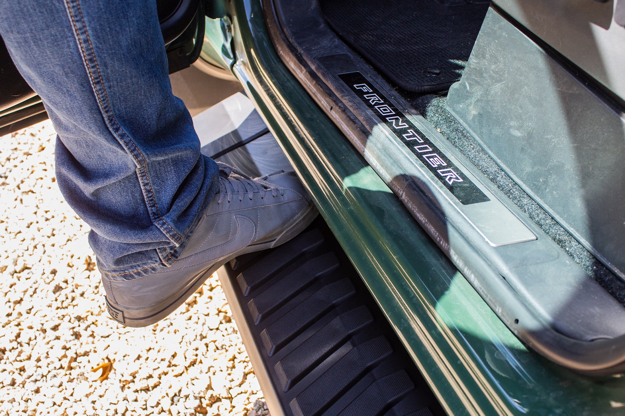 Raptor Series 6" OEM Style Running Boards - Black Textured Aluminum - 05-26 Nissan Frontier Crew Cab