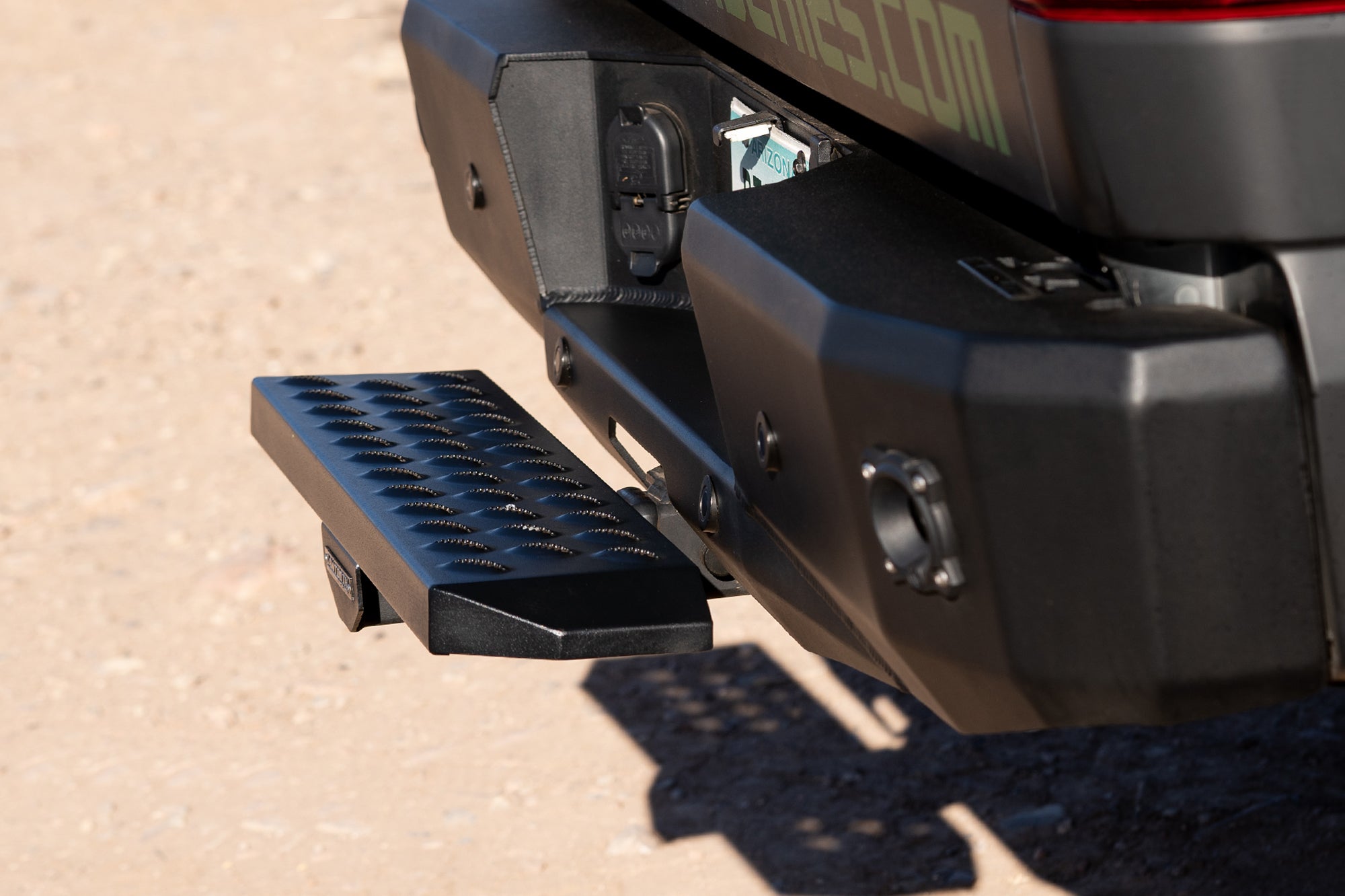Sawtooth Black Aluminum Hitch Step for 2-inch Receiver Hitches