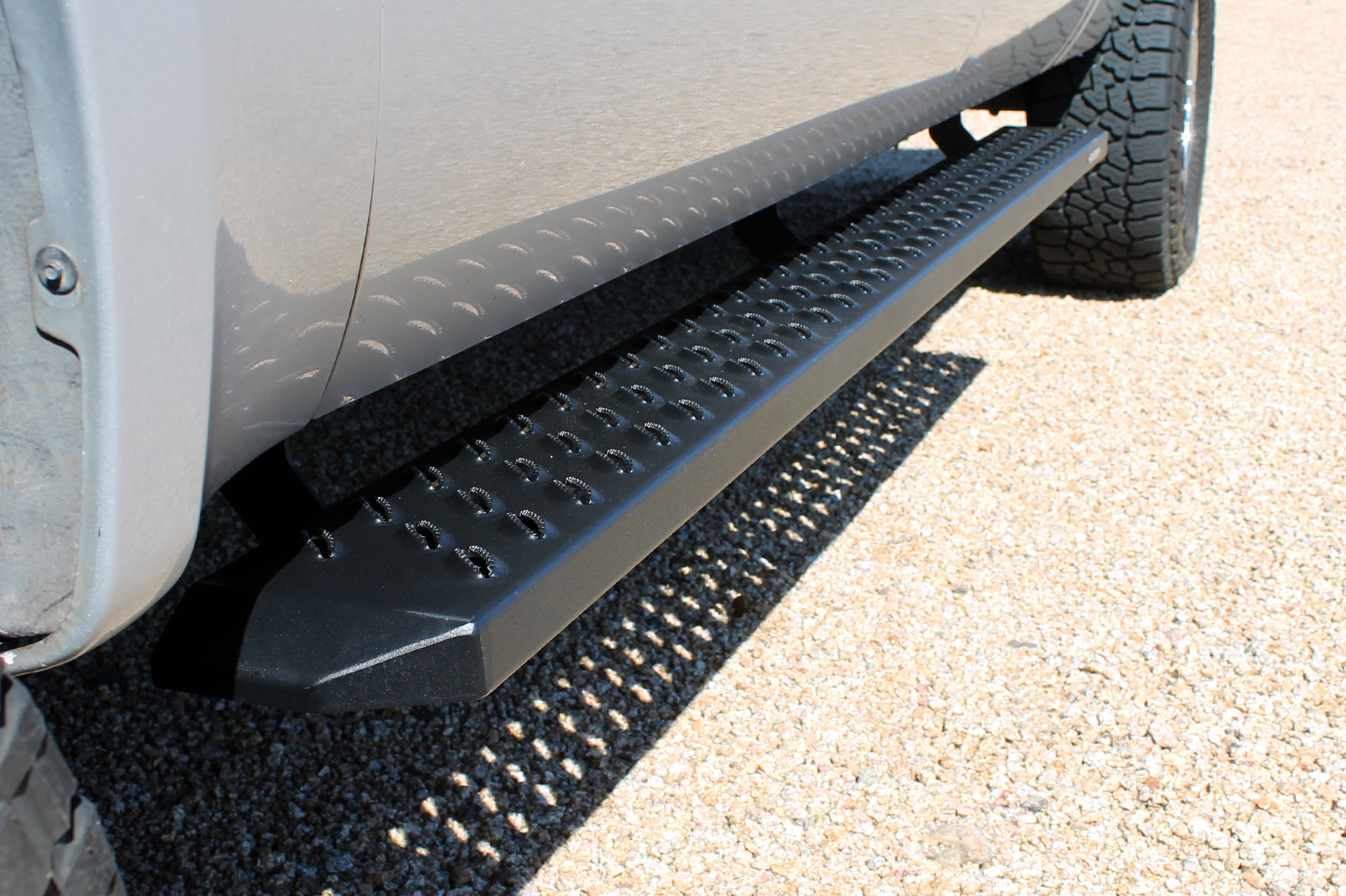 Raptor Series Sawtooth Running Boards Black Textured Aluminum - 99-16 Ford F-250/F-350 Super Duty Crew Cab