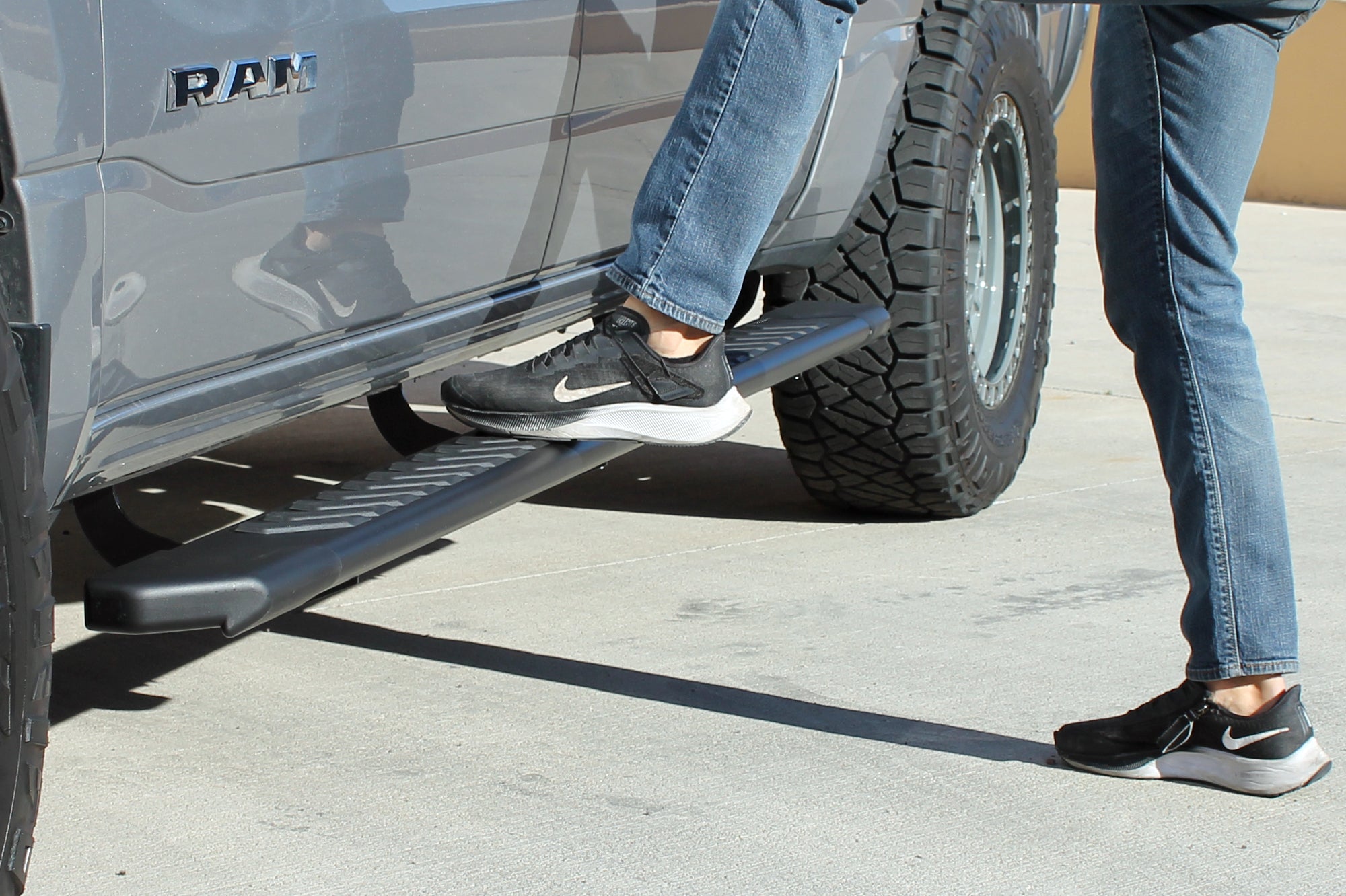 Raptor Series 5" OEM Style Full Tread Running Boards Black Textured Aluminum - 19-26 Dodge Ram 1500 New Body Style Crew Cab