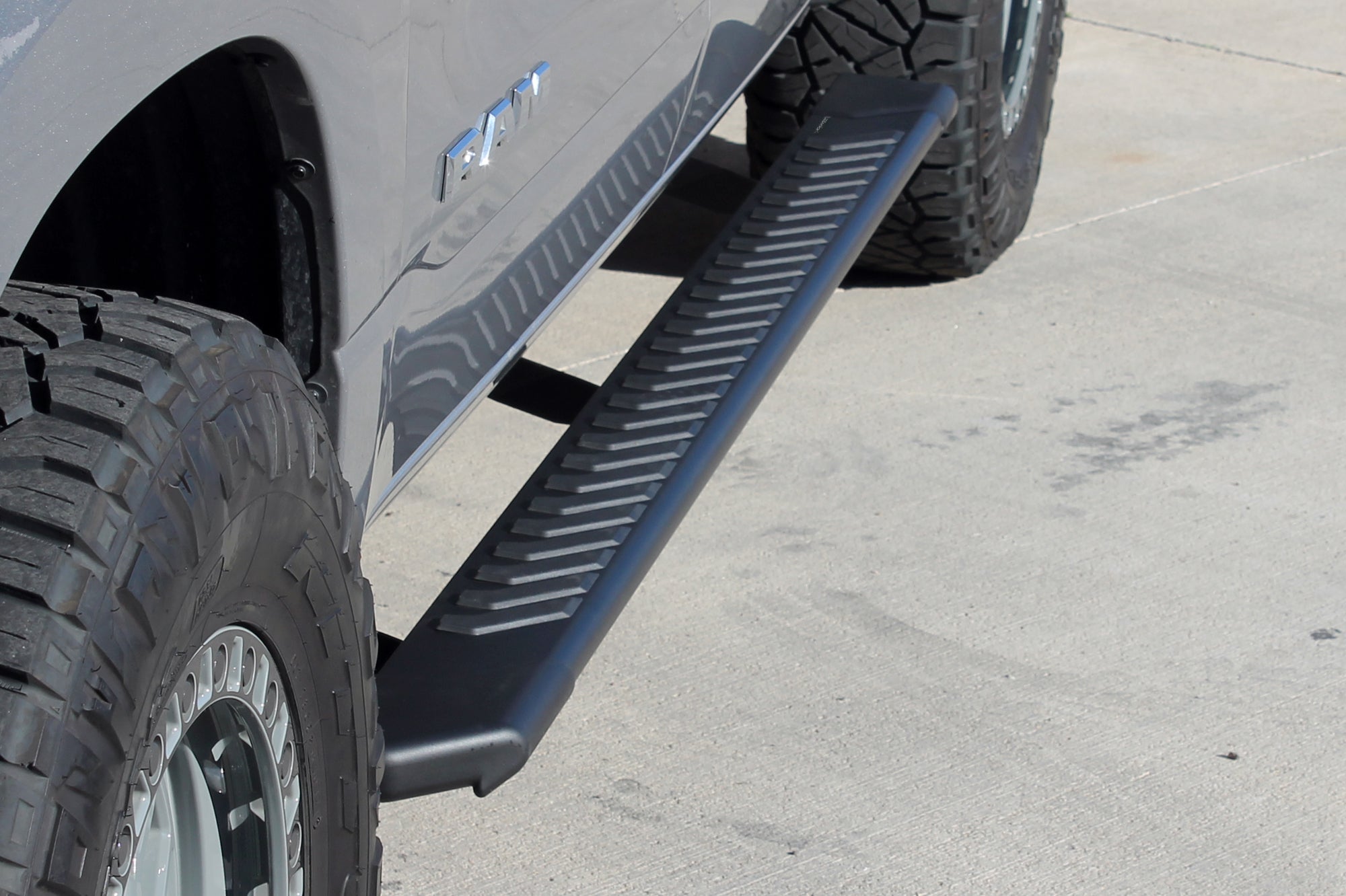 Raptor Series 5" OEM Style Full Tread Running Boards Black Textured Aluminum - 19-26 Dodge Ram 1500 New Body Style Crew Cab