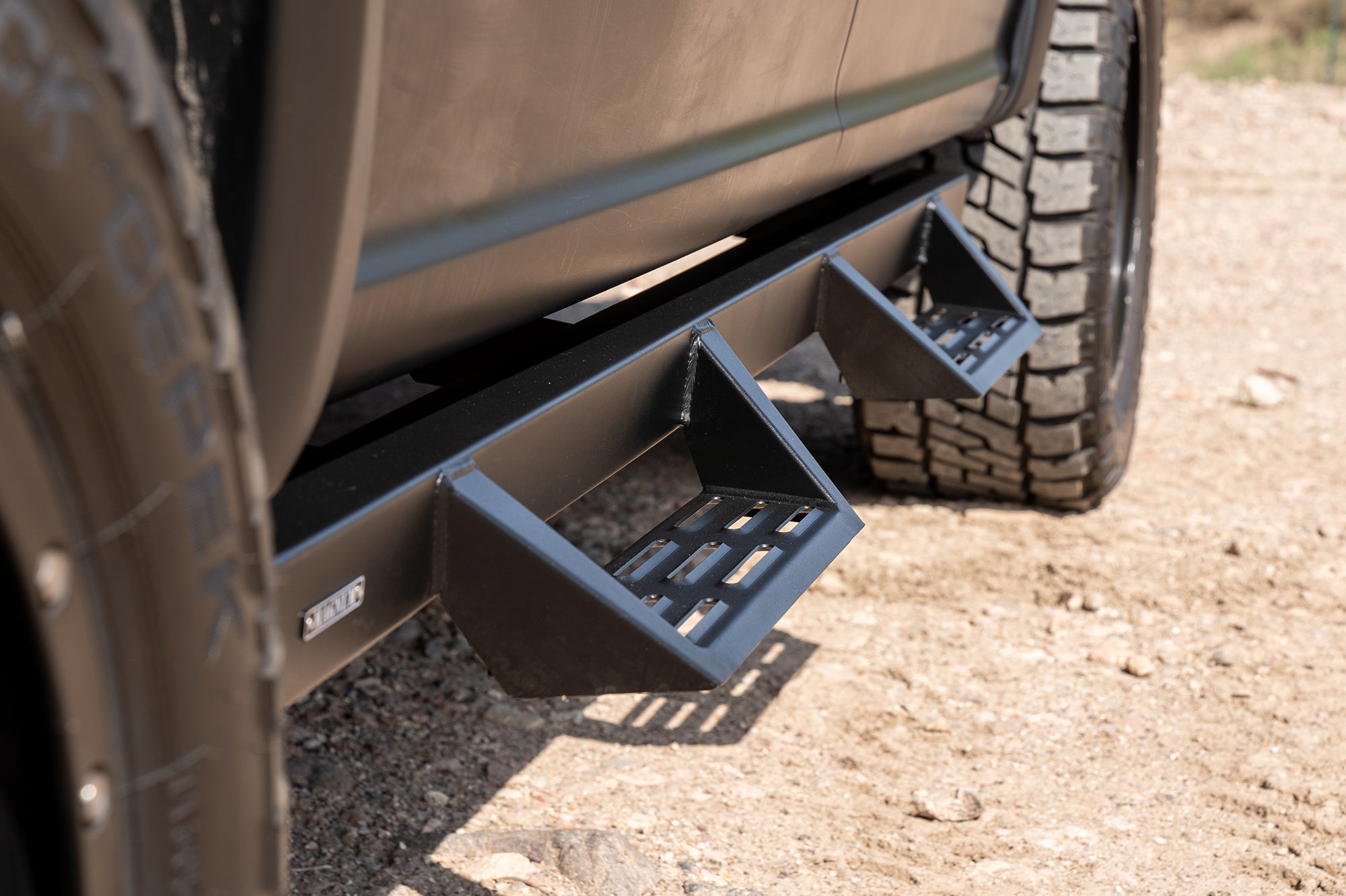 Magnum RT Gen 2 Drop Steps Black Textured Alloy Steel - 15-26 Ford F-150; 22-25 F-150 Lightning; 17-26 F-250/F-350 Super Duty Crew Cab