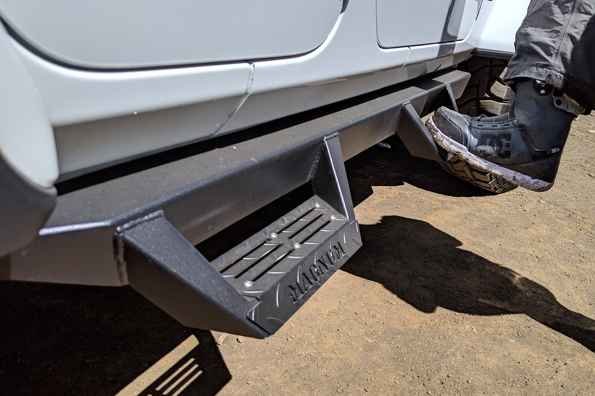 Magnum RT Drop Steps Black Textured Alloy Steel - 18-26 Jeep